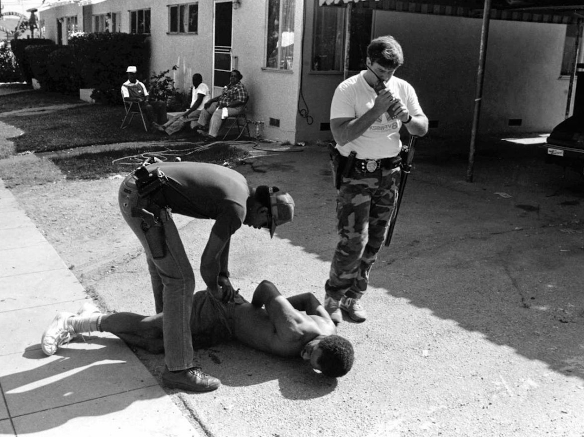 Two Pasadena police officers arrest a man suspected of selling crack-cocaine in mid 1980s Los Angeles. Source: Business Insider, William Karl Valentine