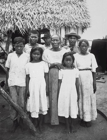 A group of Chamorro people in 1915. Source: Wikimedia Commons