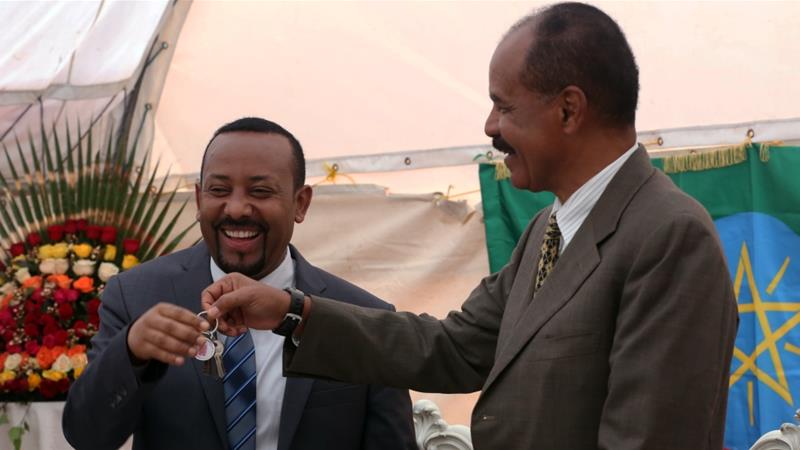 Afwerki and Ahmed trading keychains after signing declarations to end their war. Source: Minasse Wondimu Hailu/Anadolu