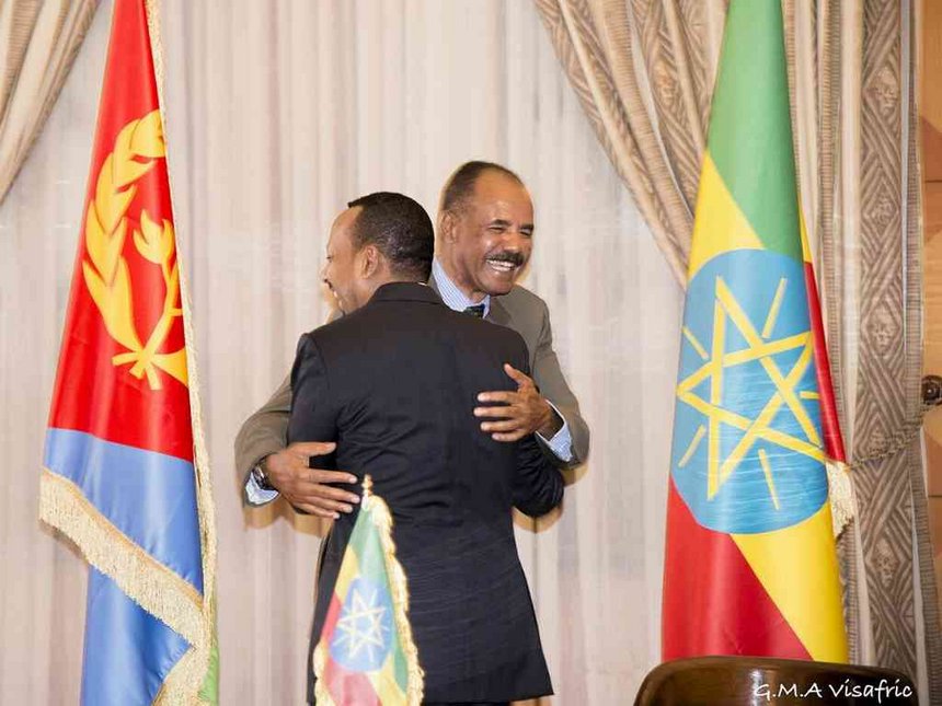Ethiopia Prime Minister Abiy Ahmed and Eritrean President Isaias Afwerki hugging during the declaration of embrace at the declaration signing in Asmara, July 9, 2018. /GHIDEON MUSA ARON VISAFRIC/VIA REUTERS